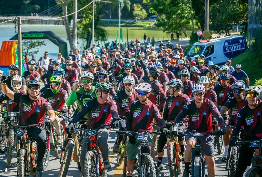Grupo de ciclistas EBB reunido para um pedal