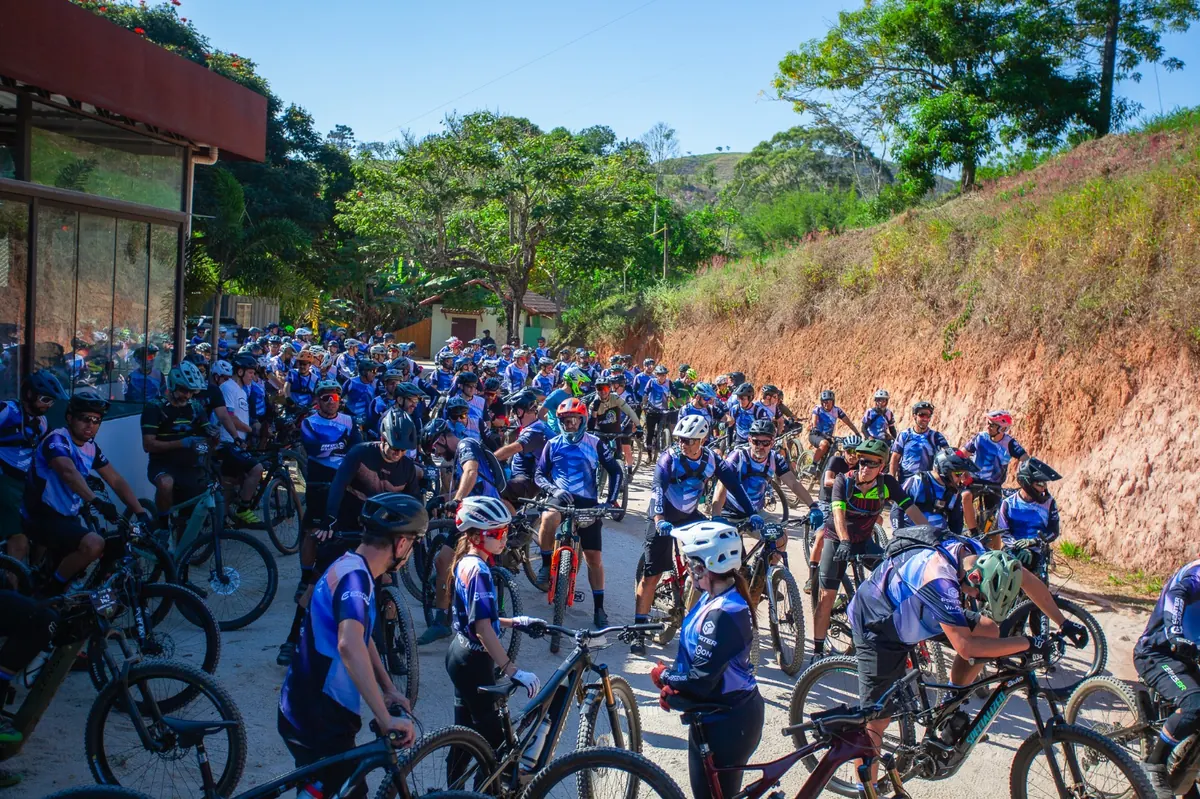 Pelotão de ciclistas EBB no início de um pedal em Juiz de Fora